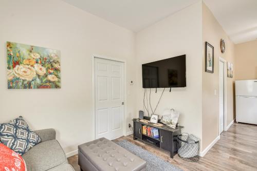 Televisyen dan/atau pusat hiburan di Mississippi River Retreat with Views Walk to Water