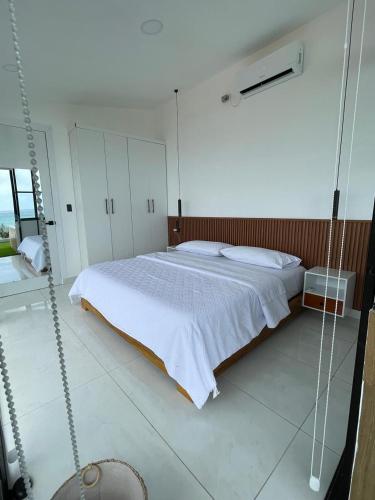 Ένα ή περισσότερα κρεβάτια σε δωμάτιο στο GLAMSUITE FRENTE AL MAR con HIDRO