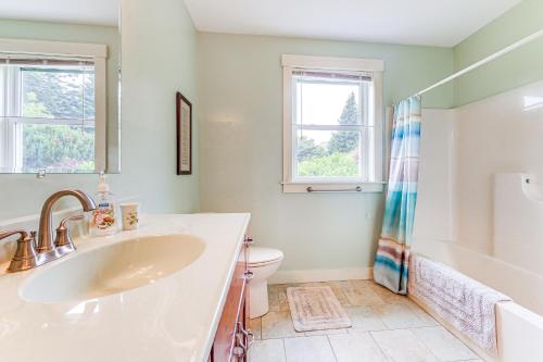 Bilik mandi di The Hideaway in Downeast Maine Walk to Ocean