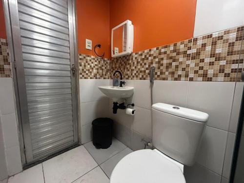a bathroom with a toilet and a sink at Studio no centro de Belém - COP 30 in Belém