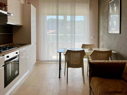 a kitchen with a table and chairs in a room at Roseto Marina Vista Monte in Roseto degli Abruzzi