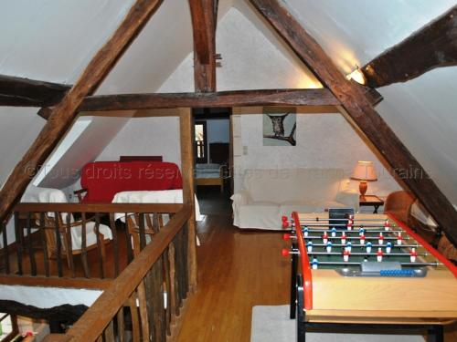 Cette chambre mansardée dispose d'une table d'échecs. dans l'établissement Fermette Tourangelle Rénovée avec Jardin et Proximité Forêt, Près du Zoo de Beauval et des Châteaux - FR-1-381-322, à Génillé