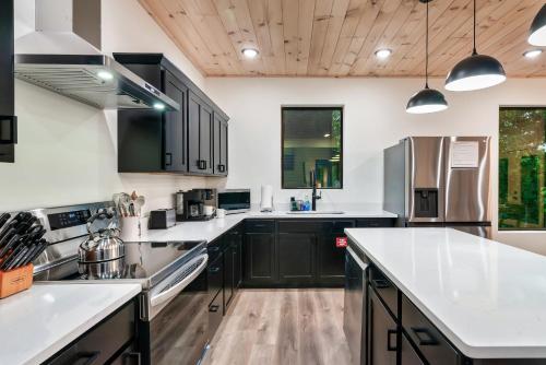 Cozy Retreat Luxurious stay with Pool & Hot Tub photo 15