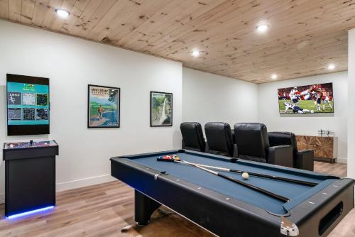 Cozy Retreat Luxurious stay with Pool & Hot Tub photo 11