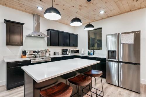 Cozy Retreat Luxurious stay with Pool & Hot Tub photo 16