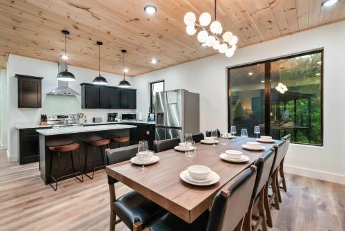 Cozy Retreat Luxurious stay with Pool & Hot Tub photo 17