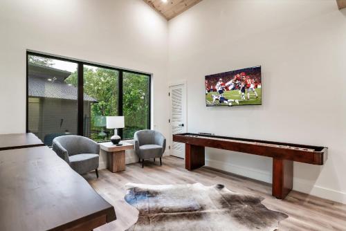 Cozy Retreat Luxurious stay with Pool & Hot Tub photo 19