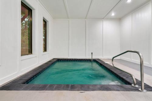 Cozy Retreat Luxurious stay with Pool & Hot Tub photo 6