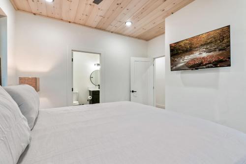 Cozy Retreat Luxurious stay with Pool & Hot Tub photo 25