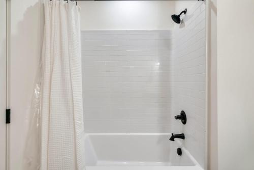 Cozy Retreat Luxurious stay with Pool & Hot Tub photo 27