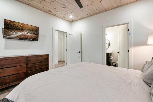 Cozy Retreat Luxurious stay with Pool & Hot Tub photo 29