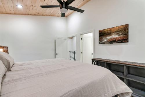 Cozy Retreat Luxurious stay with Pool & Hot Tub photo 37