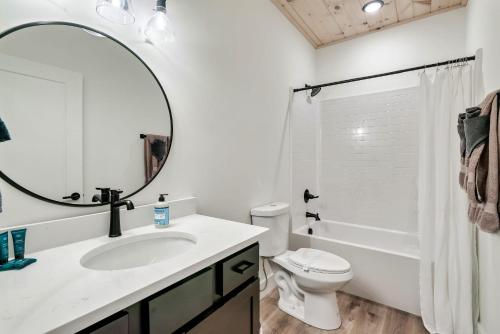 Cozy Retreat Luxurious stay with Pool & Hot Tub photo 44