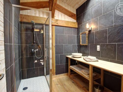 Bilik mandi di Gîte Confortable avec Terrasse Privative - Wifi Gratuit - FR-1-496-189