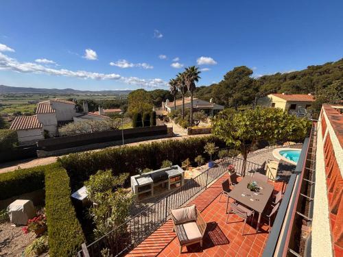 Casa en esquina con piscina privada en L'Estartit - ES-323-63