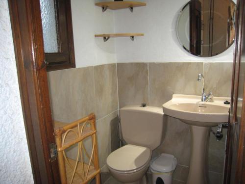 ein Badezimmer mit Toilette, Waschbecken und Spiegel in der Unterkunft Dublin 2 - L'Estartit, Torre Vella - ES-323-63 in L'Estartit