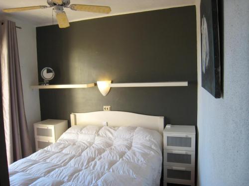 ein Schlafzimmer mit einem weißen Bett und einer grünen Wand in der Unterkunft Dublin 2 - L'Estartit, Torre Vella - ES-323-63 in L'Estartit