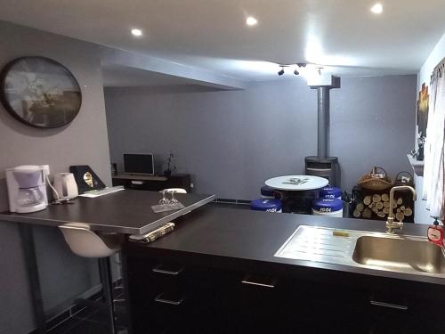 eine Küche mit Spüle und Arbeitsplatte in der Unterkunft Confortable gîte de plain-pied avec jardin et garage sécurisé - FR-1-496-319 in Véranne