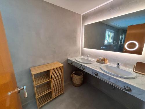 ein Badezimmer mit zwei Waschbecken und einem großen Spiegel in der Unterkunft ¡Casa encantadora con piscina y cerca de la playa en L'Estartit! - ES-323-55 in L'Estartit