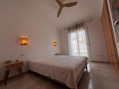 ein Schlafzimmer mit großem Bett und Fenster in der Unterkunft ¡Casa encantadora con piscina y cerca de la playa en L'Estartit! - ES-323-55 in L'Estartit