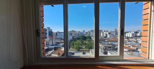 ein offenes Fenster mit Stadtblick in der Unterkunft Despertar Urbano in Corrientes