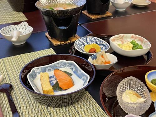 旅館の敷地内または近くでの食事または食べ物
