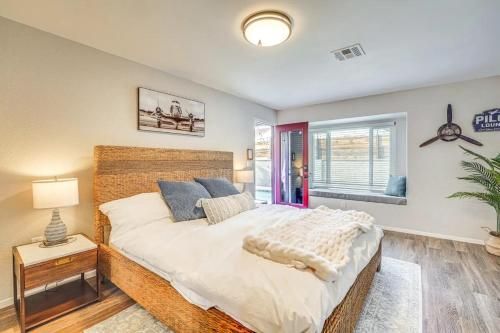 une chambre avec un grand lit et une fenêtre dans l'établissement Las Vegas - Exec Home 3BD Pool, Spa, Games, EV, à Las Vegas
