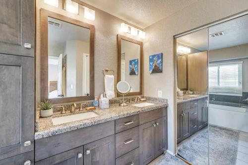 une salle de bain avec deux lavabos et deux miroirs dans l'établissement Las Vegas - Exec Home 3BD Pool, Spa, Games, EV, à Las Vegas