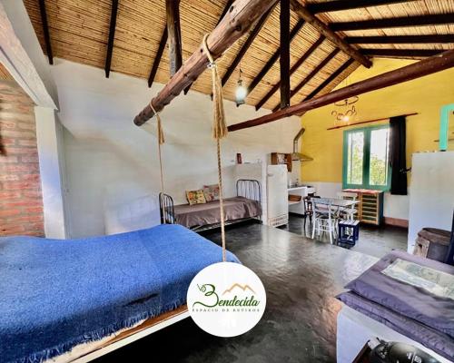 Un dormitorio con una cama azul en una habitación. en La Bendecida, en Las Chacras (La Paz)