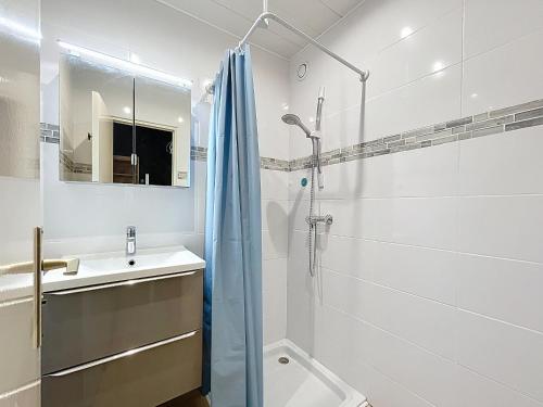 une salle de bain avec douche et lavabo dans l'établissement Studio cabine en bord de mer avec parking et animaux admis - FR-1-715-100, à Mauguio
