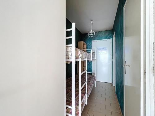 Cette chambre comprend 2 lits superposés dans un couloir. dans l'établissement Studio cabine en bord de mer avec parking et animaux admis - FR-1-715-100, à Mauguio