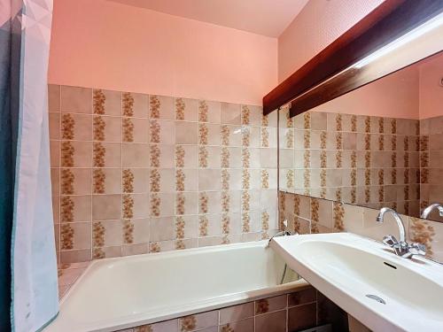 une salle de bain avec un lavabo et une baignoire dans l'établissement Studio pour 4 avec terrasse et accès direct plage - Carnon, proche Montpellier - Wifi inclus - FR-1-715-51, à Mauguio