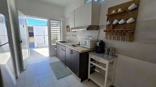 een keuken met een spoelbak en een fornuis bovenste oven bij Oscar Building - Apto#2 in San Juan