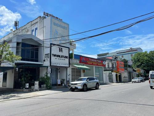Thôn Lại ThêにあるLion Homestay Huếの道路脇に駐車された白い車