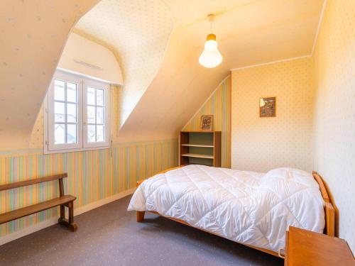 a bedroom with a bed in a room with an attic at Maison Néo-Bretonne 6 pièces avec jardin à Carnac - 9 personnes - FR-1-477-264 in Carnac