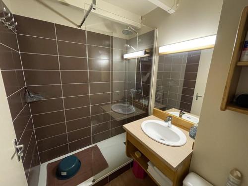 un bagno con lavandino e doccia con specchio di Charmant Duplex pour 5 pers., Wi-Fi & Parking au Lioran - FR-1-787-108 a Laveissière