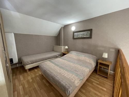 una piccola camera con due letti di Charmant Duplex pour 5 pers., Wi-Fi & Parking au Lioran - FR-1-787-108 a Laveissière