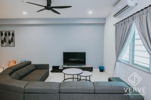 Televisyen dan/atau pusat hiburan di Ipoh Lazy Private Club House 4B3B by Verve 14 pax