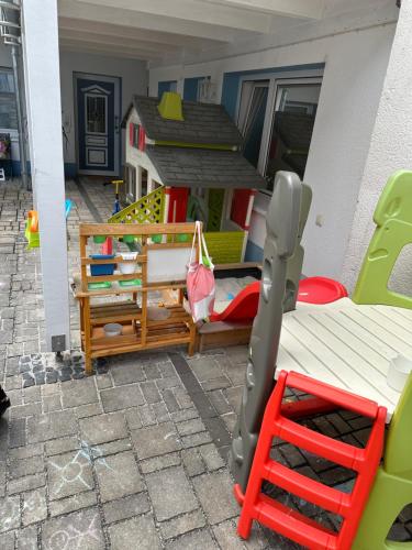 a backyard with a toy house and a playground at Susis Ferienwohnung in Lahnau