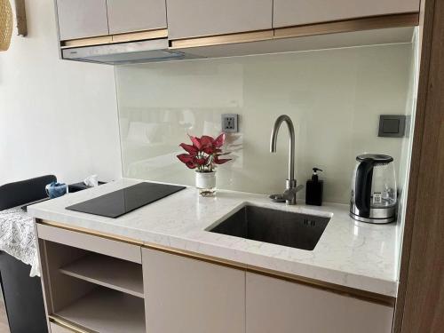 eine Küche mit Spüle und Arbeitsplatte in der Unterkunft ICON40 HomeStay Hạ Long in Hạ Long