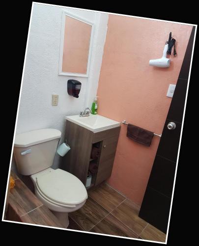 a bathroom with a toilet and a sink at Bello Depa CxD - rentaflex com mx in Mexico City
