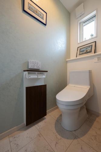 a bathroom with a toilet and a sink at Villa Cangrejo in Shiraoi