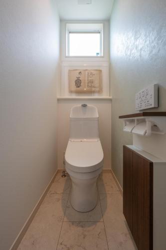 a bathroom with a toilet and a window at Villa Cangrejo in Shiraoi