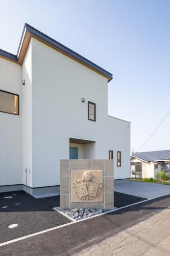 a building with a monument in front of it at Villa Cangrejo in Shiraoi