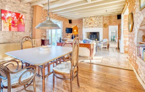 Χώρος καθιστικού στο Nice Home In Marnac With Wifi