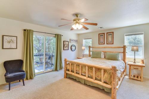 グローブランドにあるGateway to Yosemite Group-Friendly Groveland Homeのベッドと天井扇風機のある寝室