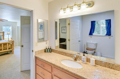 グローブランドにあるGateway to Yosemite Group-Friendly Groveland Homeの洗面台と鏡のあるバスルーム