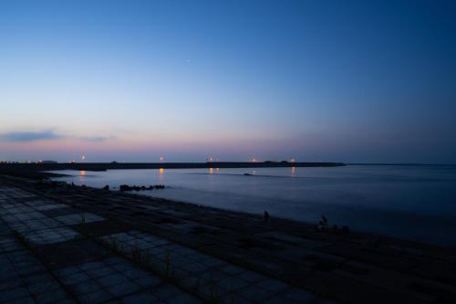 a view of a body of water at dusk at Villa Cangrejo in Shiraoi
