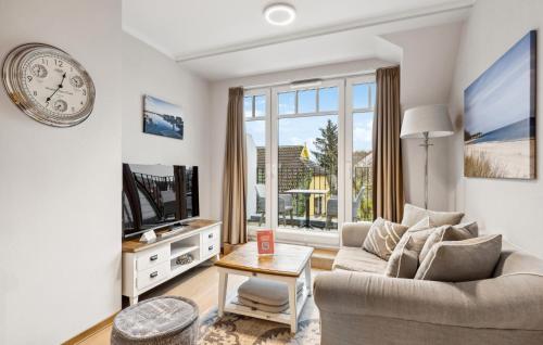 ein Wohnzimmer mit Sofa und Fernseher in der Unterkunft Baltischer Hof Apartment 49 in Boltenhagen