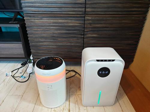 a heater and a trash can in a room at 貸切宿 ひととき -Hitotoki- 眺めの良いテラスでBBQが楽しめる 徒歩で海と温泉へ 温泉券プレゼント 最大12名 in Numazu